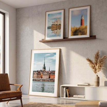 Drie fotoposters in woonkamer interieur - Kleur