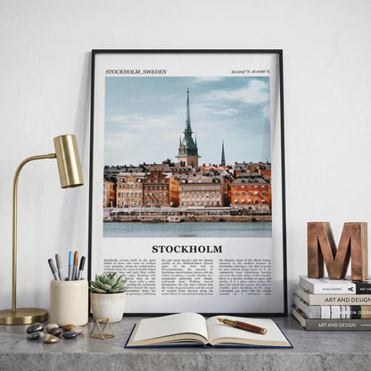 Ingelijste Stockholm Fotoposter – Kleur op een bureau in zwarte fotolijst