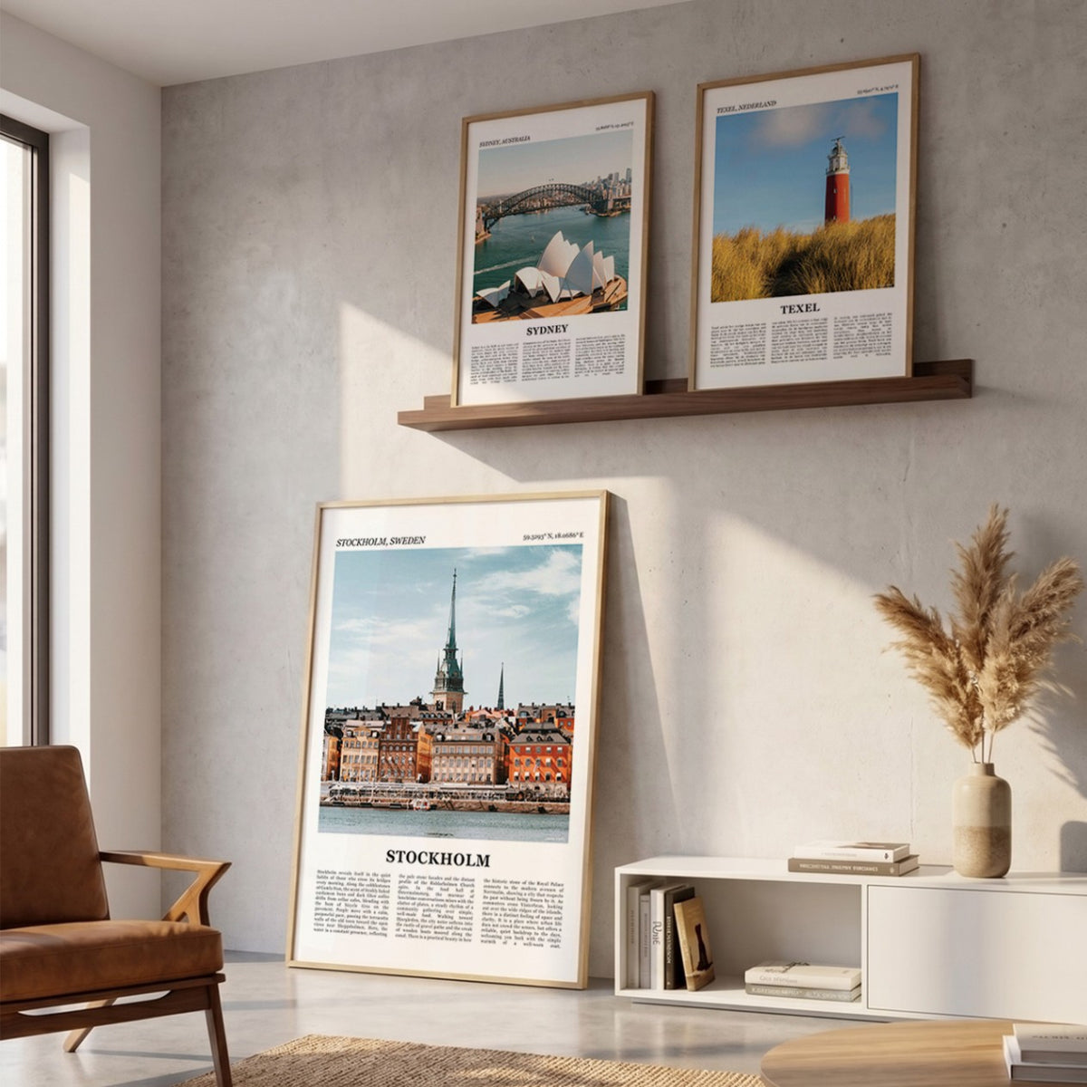 Drie ingelijste posters boven de bank in de woonkamer met Stockholm Fotoposter – Kleur in het groot
