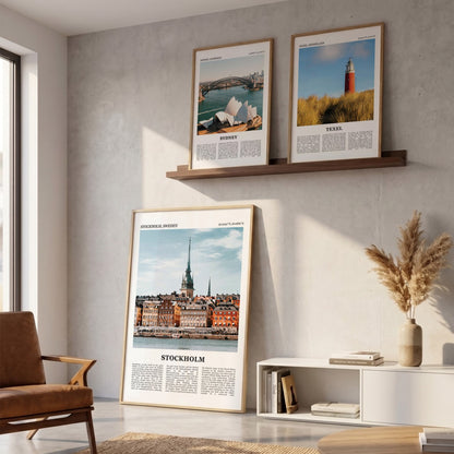 Drie ingelijste posters boven de bank in de woonkamer met Stockholm Fotoposter – Kleur in het groot