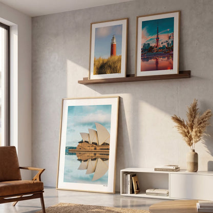 Drie fotoposters in woonkamer interieur - Kleur