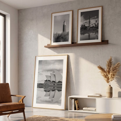 Drie fotoposters in woonkamer interieur - Zwart-Wit