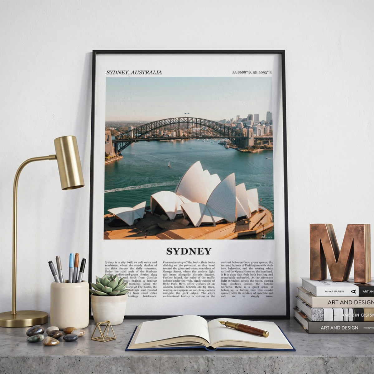 Ingelijste Sydney Fotoposter – Kleur op een bureau in zwarte fotolijst