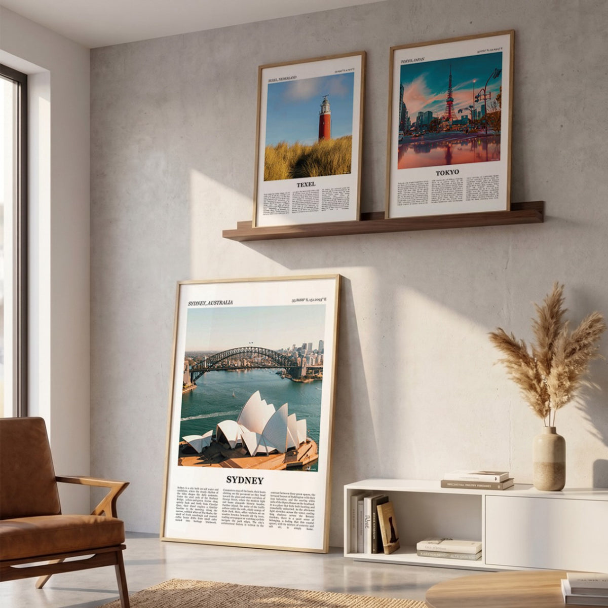 Drie ingelijste posters boven de bank in de woonkamer met Sydney Fotoposter – Kleur in het groot