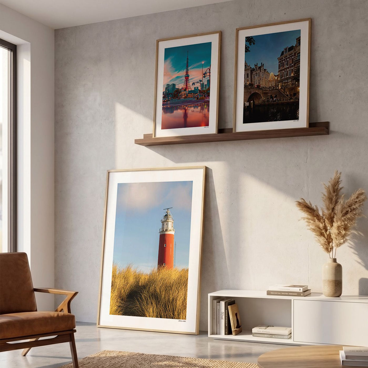Drie fotoposters in woonkamer interieur - Kleur