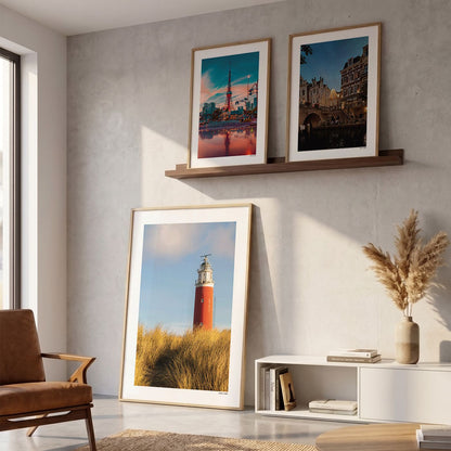 Drie fotoposters in woonkamer interieur - Kleur