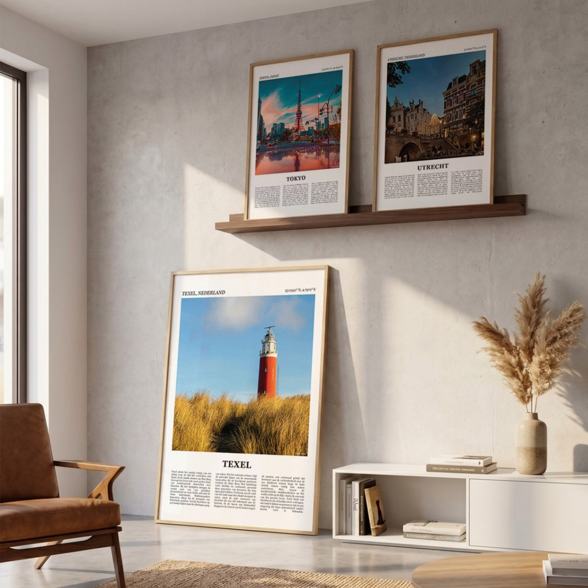 Drie ingelijste posters boven de bank in de woonkamer met Texel Fotoposter – Kleur in het groot