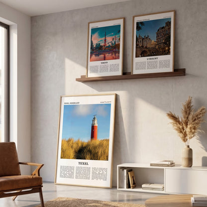 Drie ingelijste posters boven de bank in de woonkamer met Texel Fotoposter – Kleur in het groot