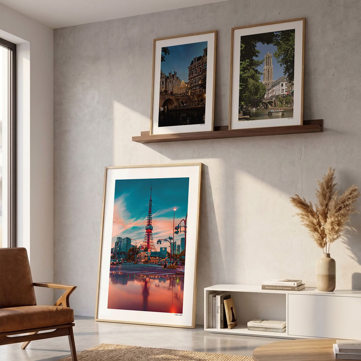 Drie fotoposters in woonkamer interieur - Kleur