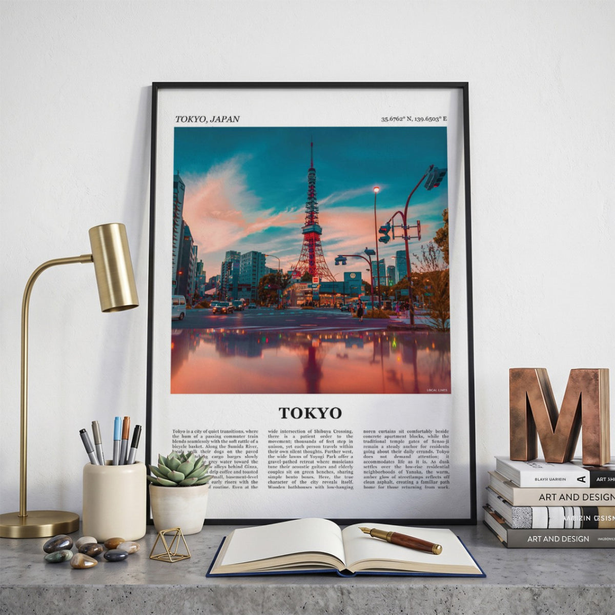 Ingelijste Tokio Fotoposter – Kleur op een bureau in zwarte fotolijst