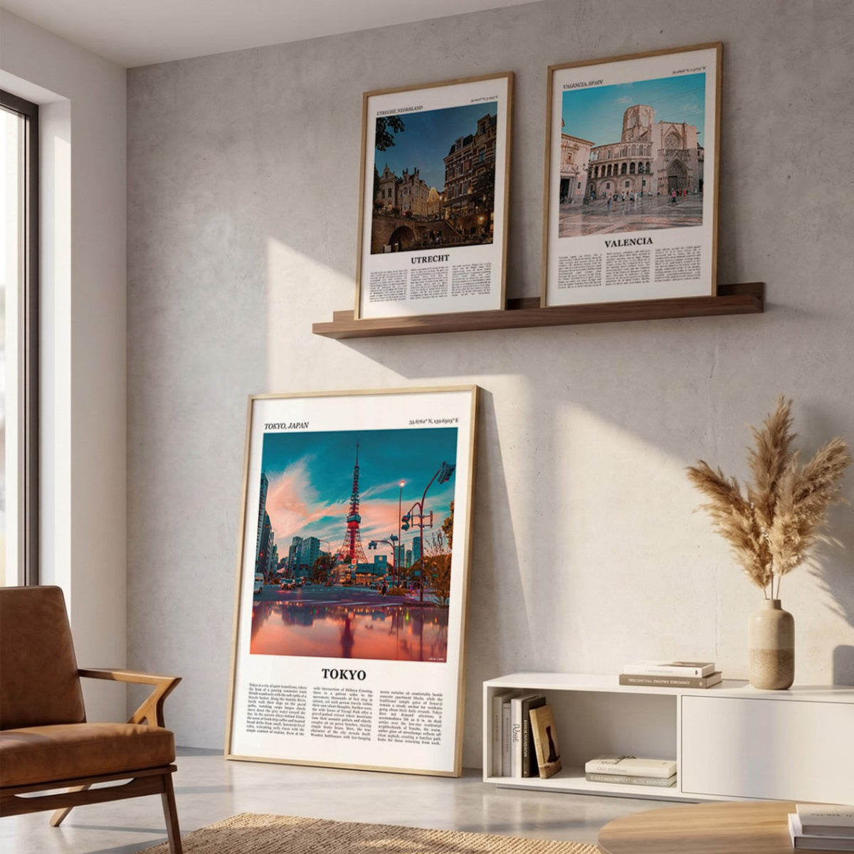 Drie ingelijste posters boven de bank in de woonkamer met Tokio Fotoposter – Kleur in het groot