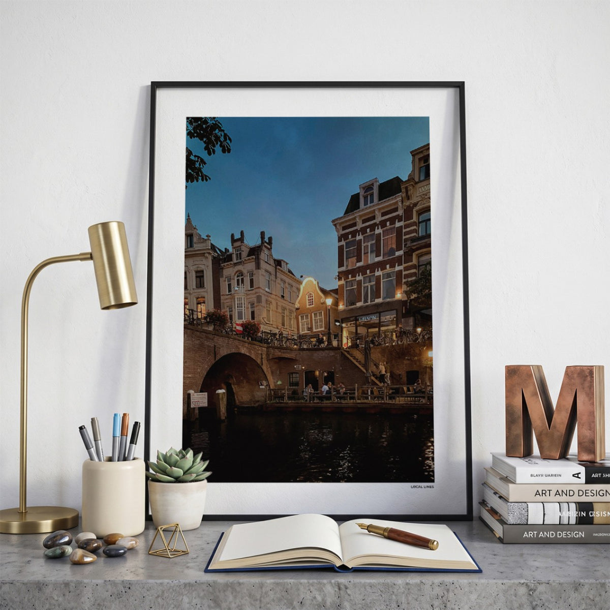 Utrecht Oudegracht fotoposter op bureau in kamer - Kleur