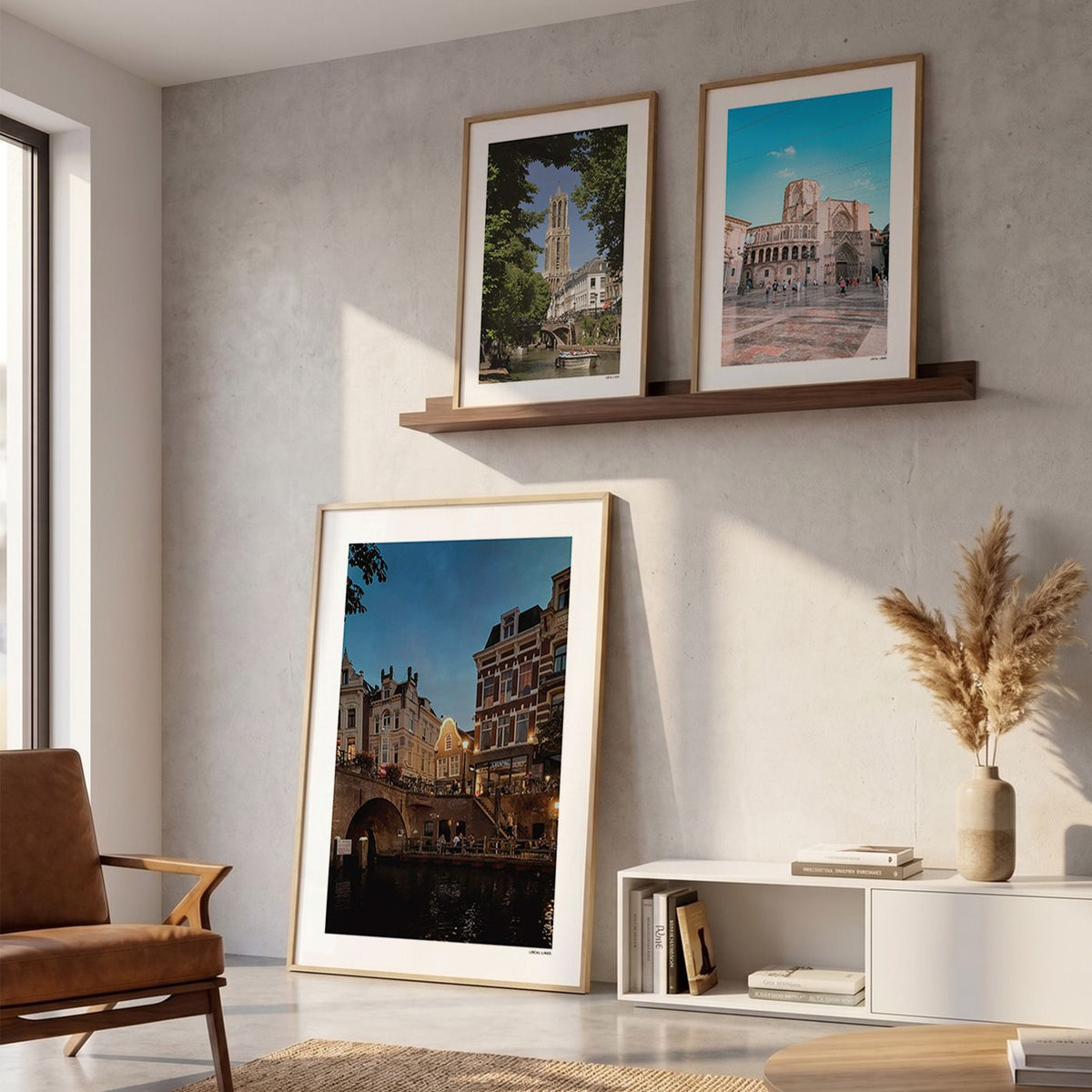 Drie fotoposters in woonkamer interieur - Kleur