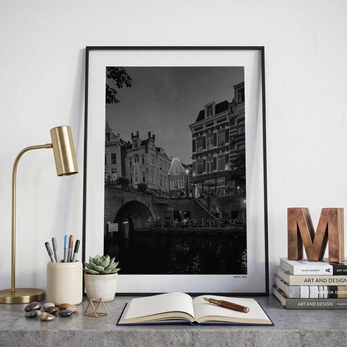 Utrecht Oudegracht fotoposter op bureau in kamer - Zwart-Wit