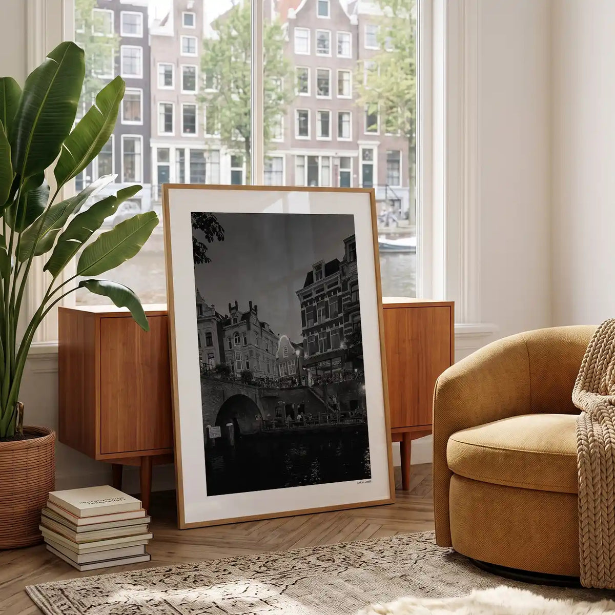 Utrecht Oudegracht fotoposter in woonkamer interieur - Zwart-Wit