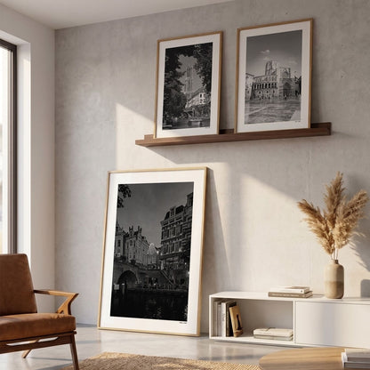Drie fotoposters in woonkamer interieur - Zwart-Wit
