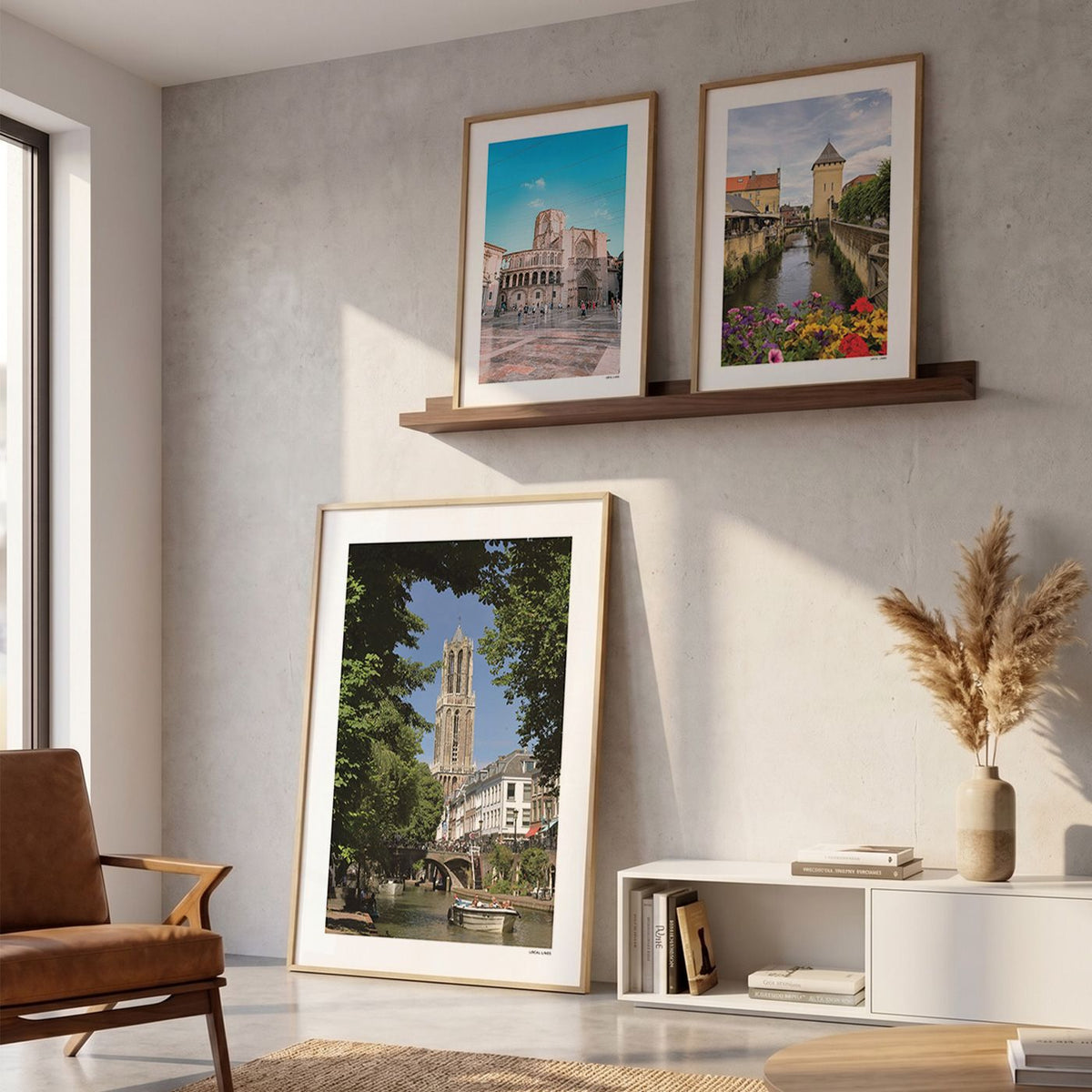 Drie fotoposters in woonkamer interieur - Kleur