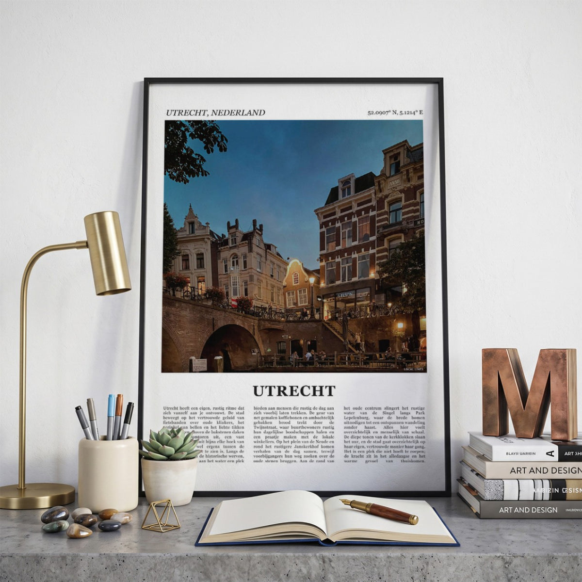 Ingelijste Utrecht Fotoposter – Kleur op een bureau in zwarte fotolijst
