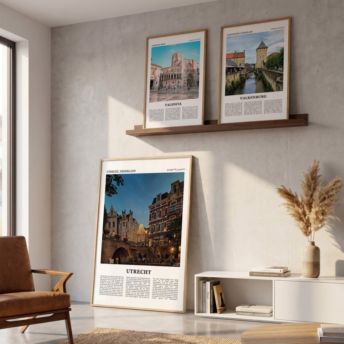 Drie ingelijste posters boven de bank in de woonkamer met Utrecht Fotoposter – Kleur in het groot