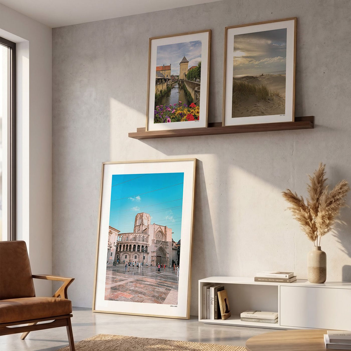 Drie fotoposters in woonkamer interieur - Kleur