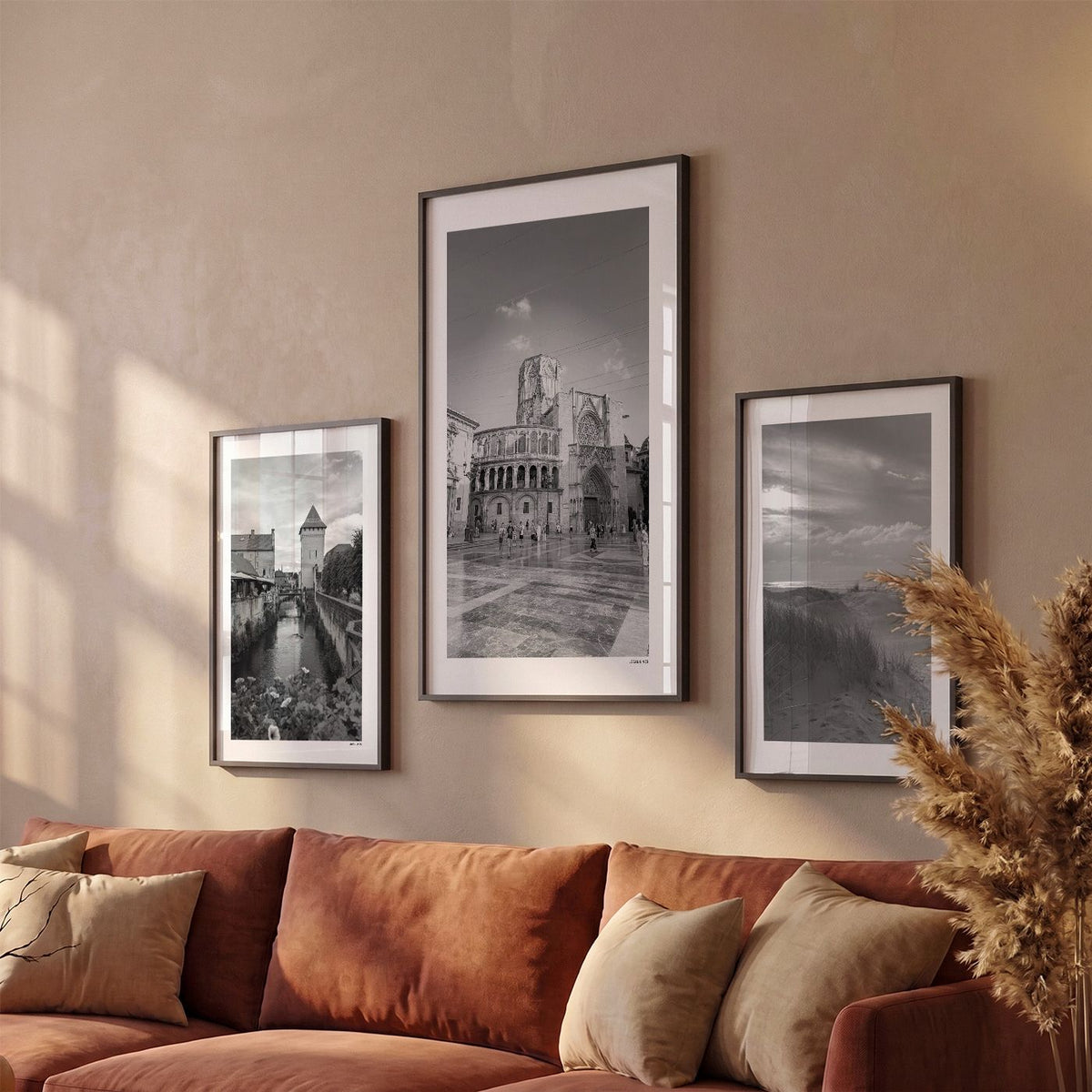 Drie Valencia Klassiek fotoposters boven bank wanddecoratie - Zwart-Wit
