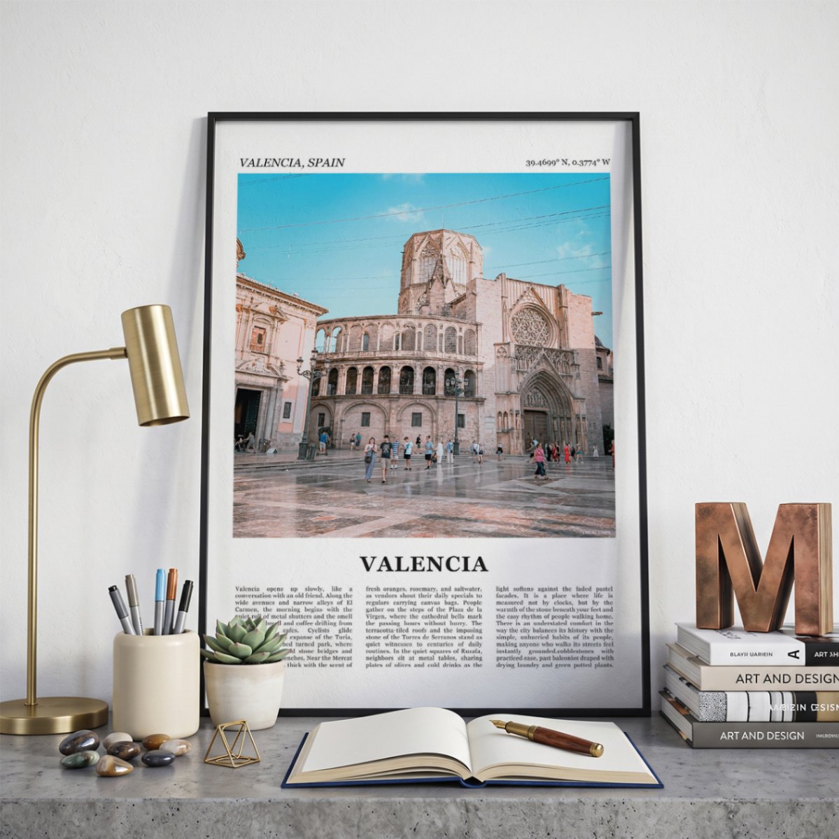 Ingelijste Valencia Fotoposter – Kleur op een bureau in zwarte fotolijst