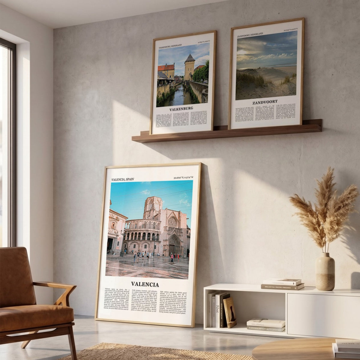 Drie ingelijste posters boven de bank in de woonkamer met Valencia Fotoposter – Kleur in het groot