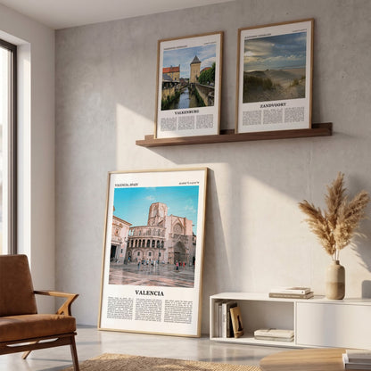 Drie ingelijste posters boven de bank in de woonkamer met Valencia Fotoposter – Kleur in het groot