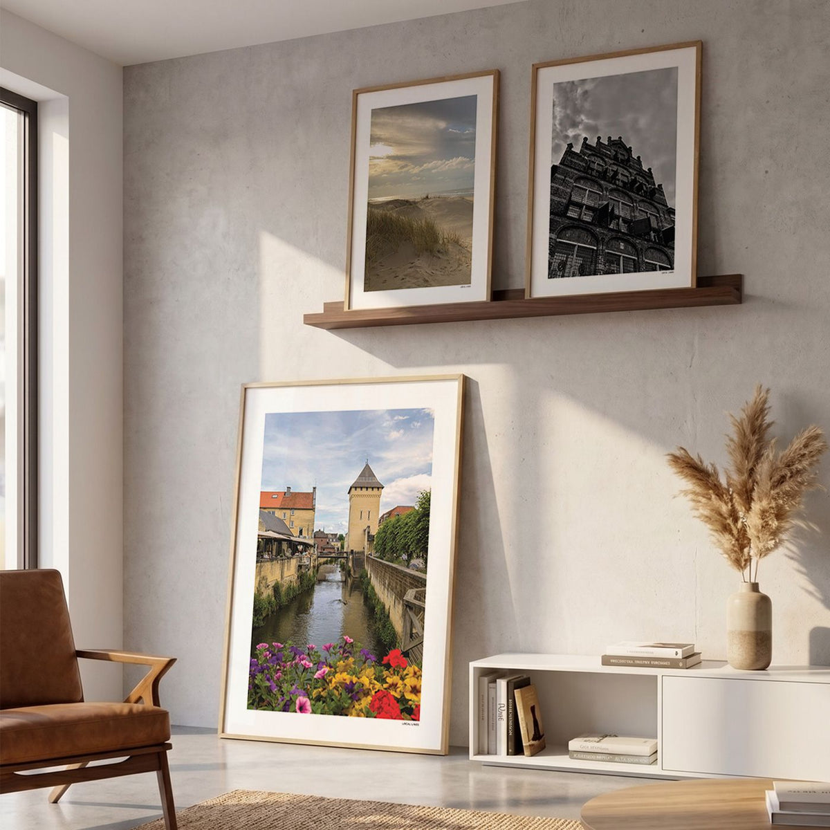 Drie fotoposters in woonkamer interieur - Kleur