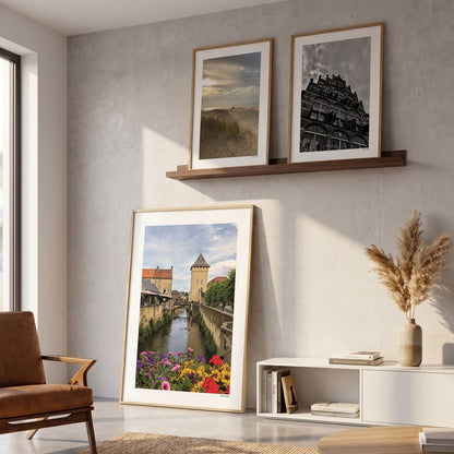 Drie fotoposters in woonkamer interieur - Kleur