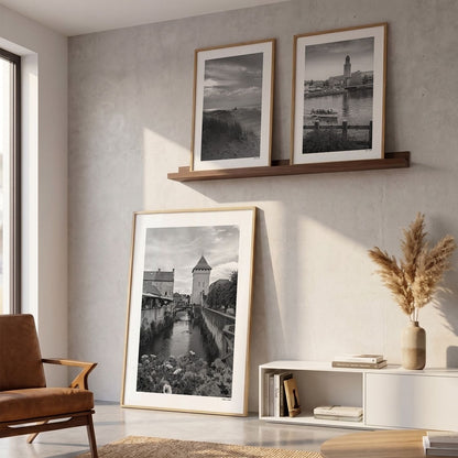 Drie fotoposters in woonkamer interieur - Zwart-Wit