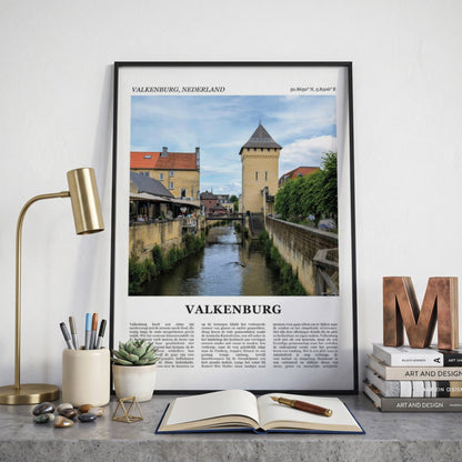 Ingelijste Valkenburg Fotoposter – Kleur op een bureau in zwarte fotolijst