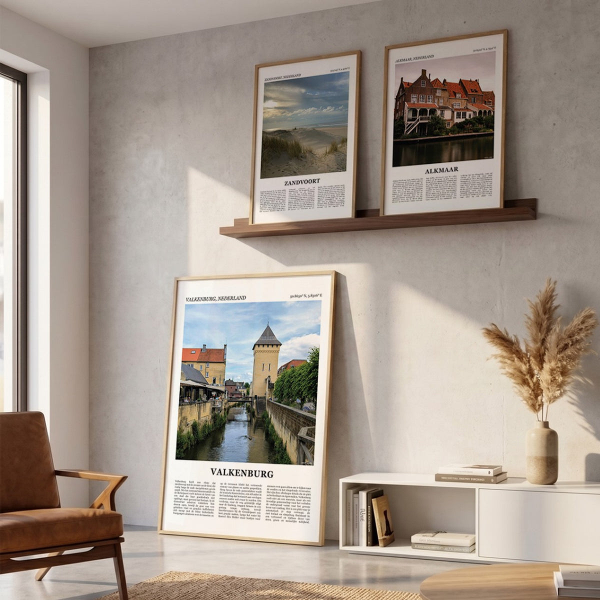 Drie ingelijste posters boven de bank in de woonkamer met Valkenburg Fotoposter – Kleur in het groot