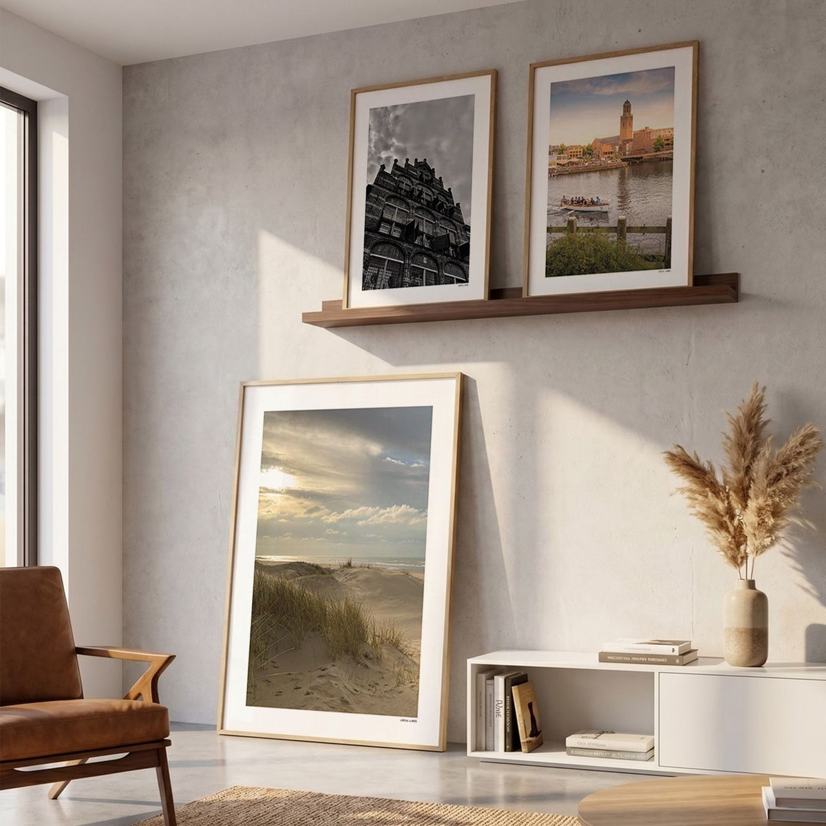 Drie fotoposters in woonkamer interieur - Kleur