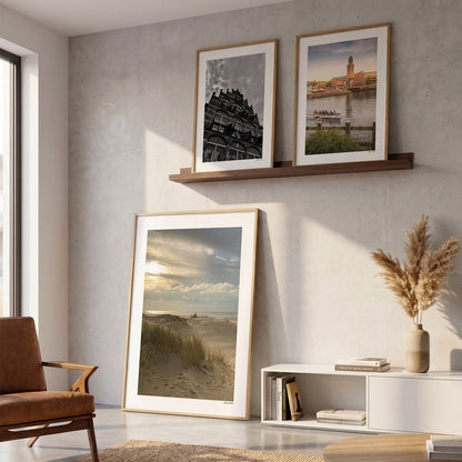 Drie fotoposters in woonkamer interieur - Kleur