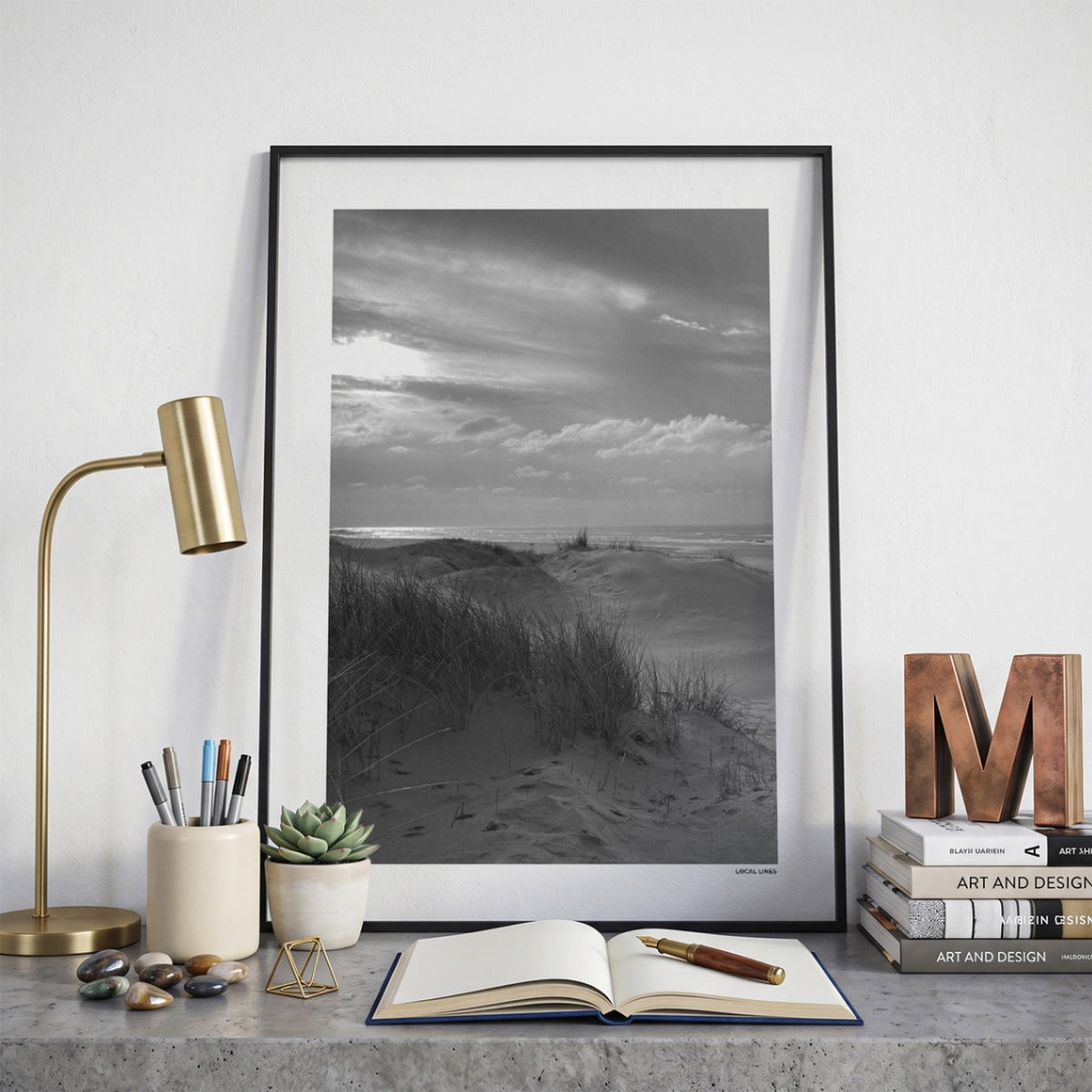 Zandvoort Klassiek fotoposter op bureau in kamer - Zwart-Wit