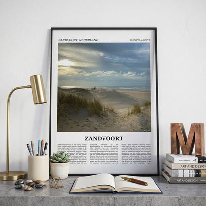 Ingelijste Zandvoort Fotoposter – Kleur op een bureau in zwarte fotolijst