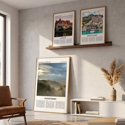 Drie ingelijste posters boven de bank in de woonkamer met Zandvoort Fotoposter – Kleur in het groot