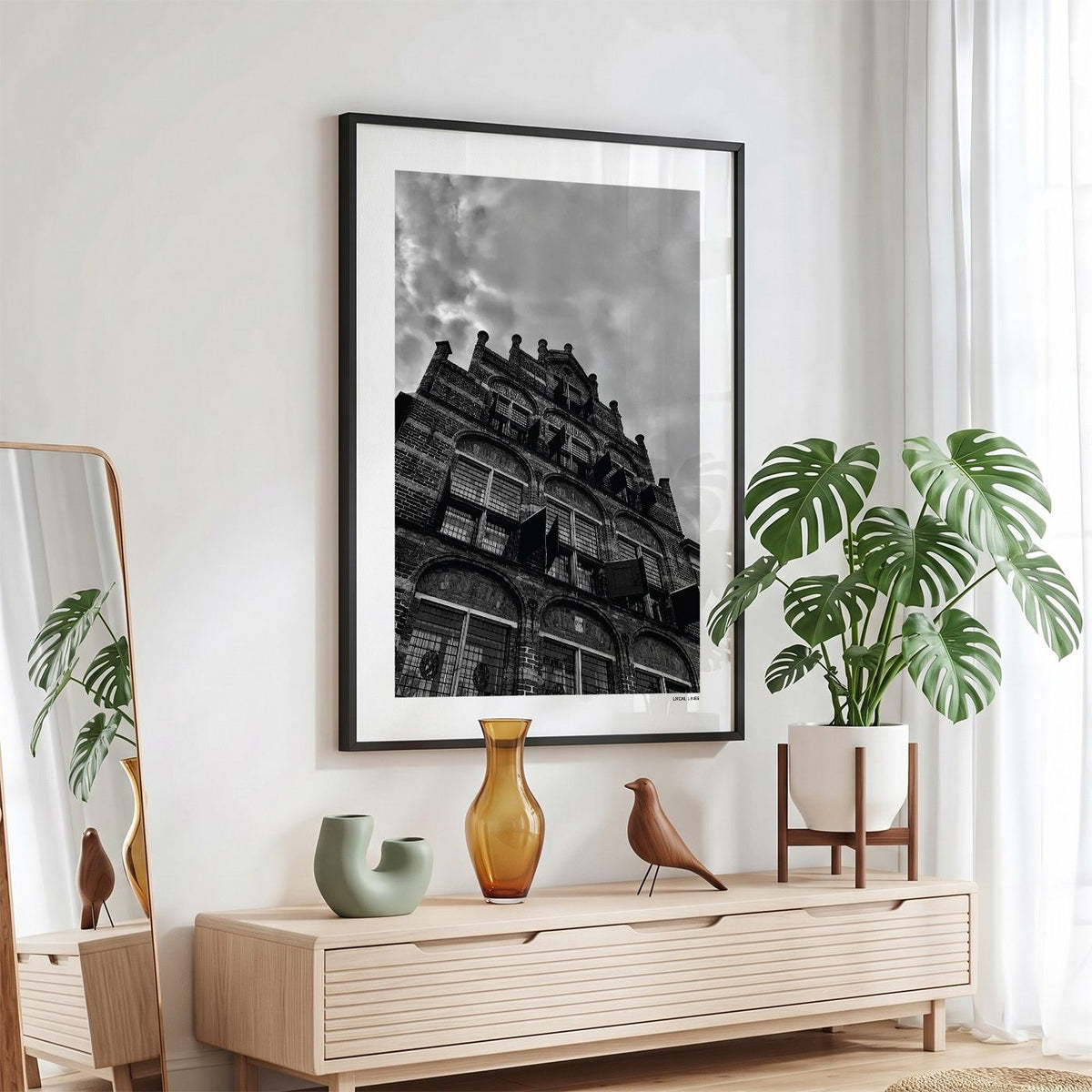 Wanddecoratie van Zutphen ingelijst aan muur in Zwart-Wit