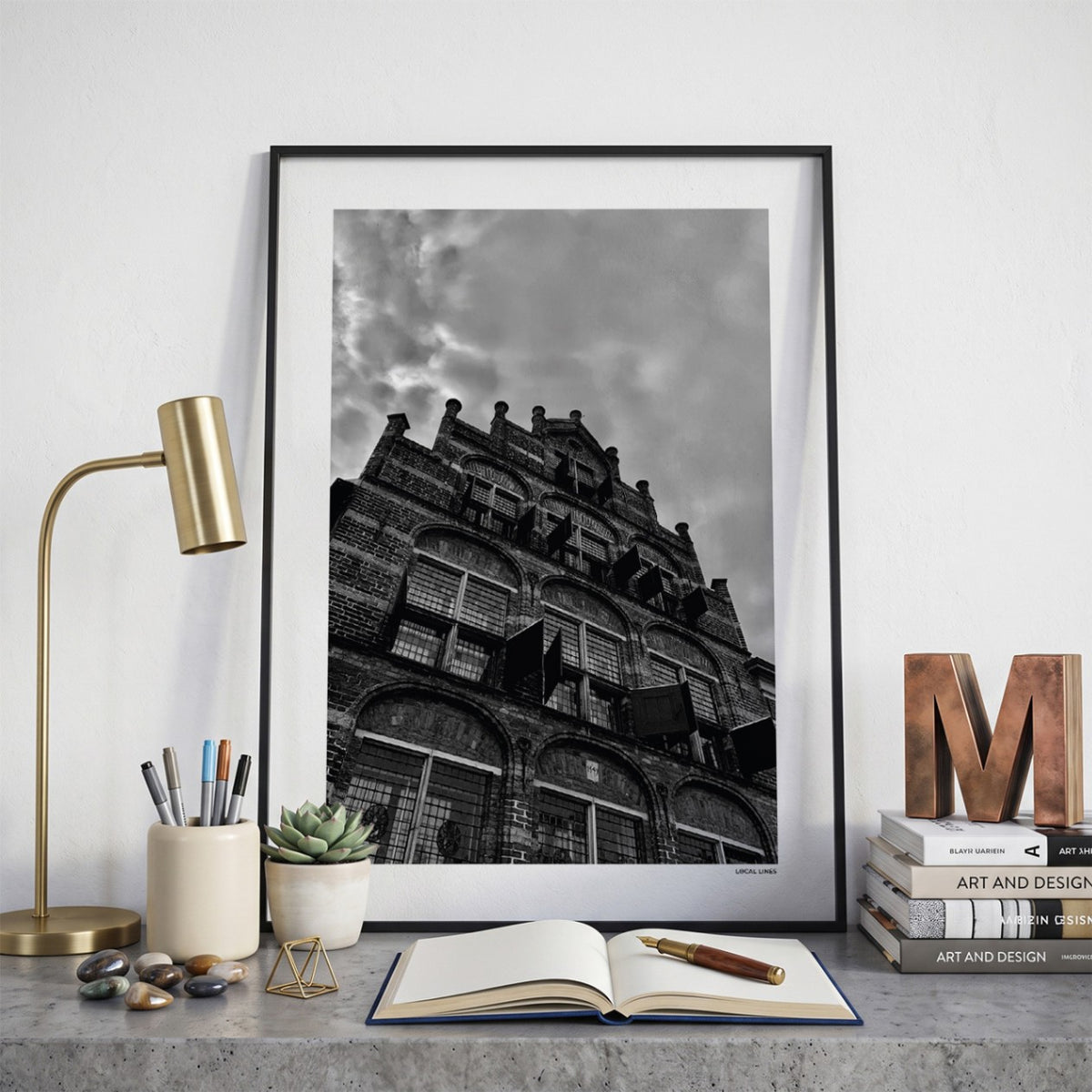 Fotoposter Zutphen ingelijst op bureau in Zwart-Wit