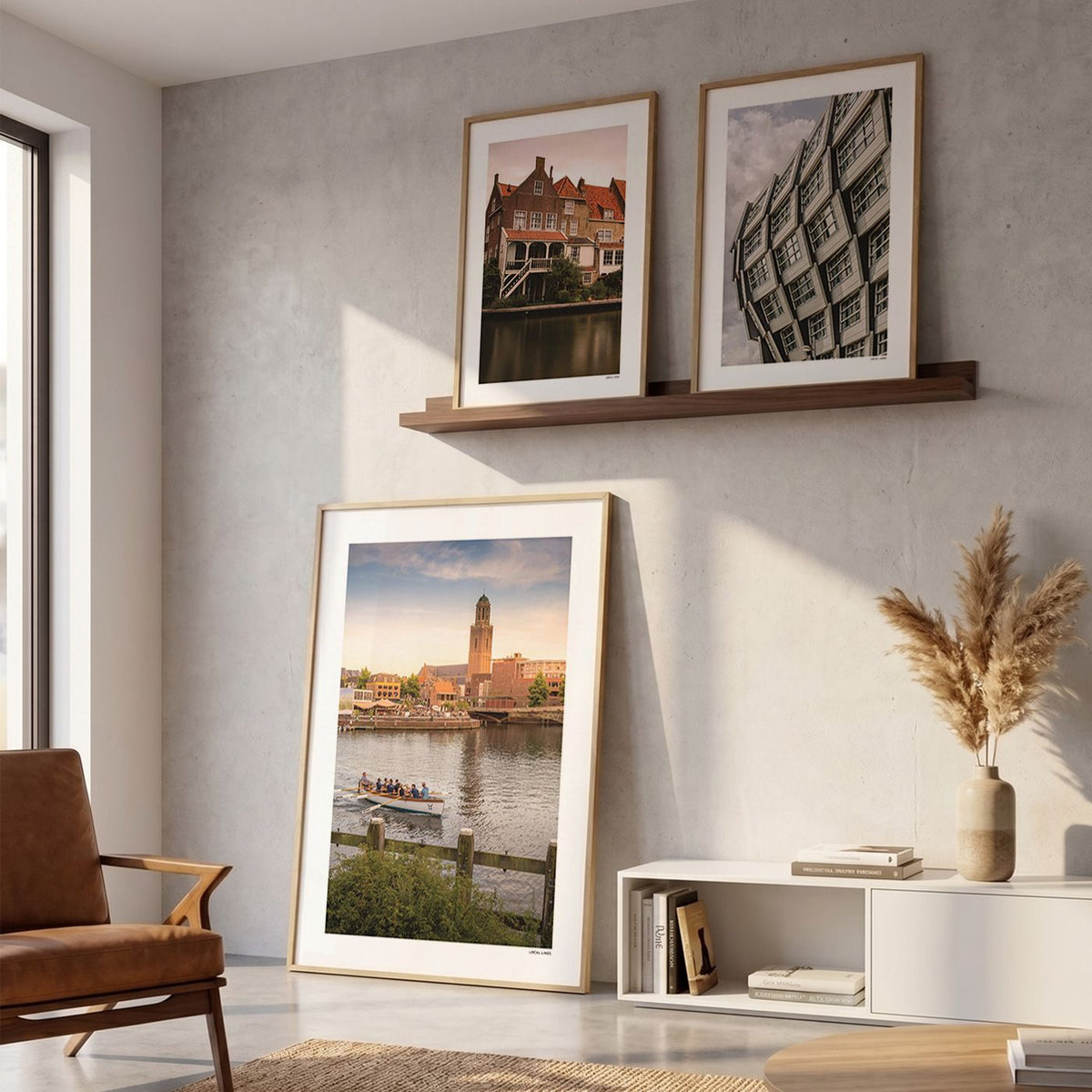 Drie fotoposters in woonkamer interieur - Kleur