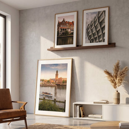 Drie fotoposters in woonkamer interieur - Kleur