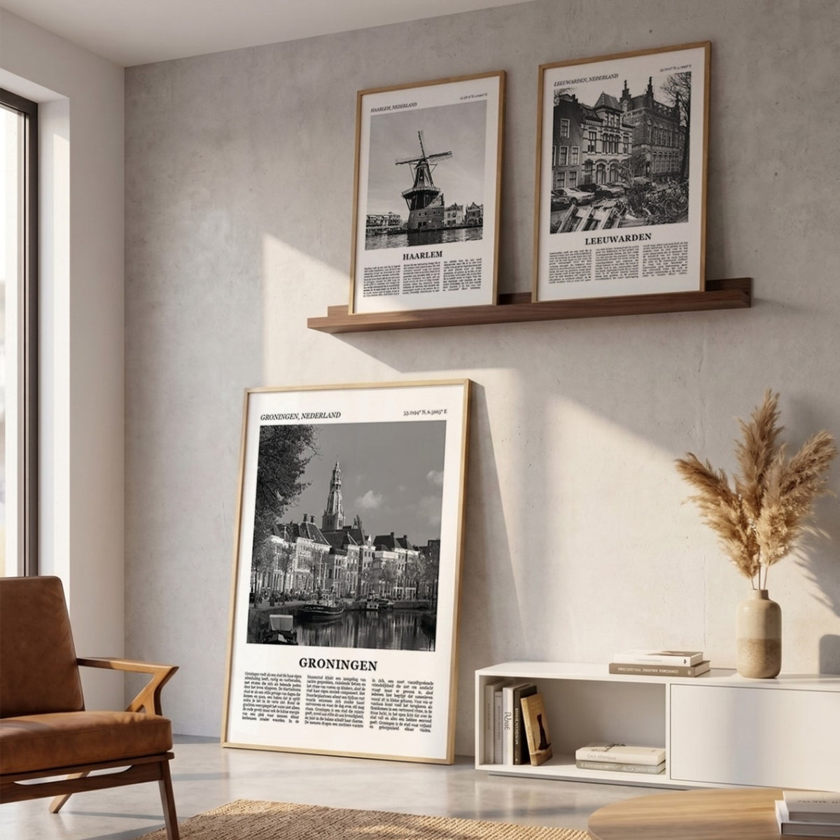 Drie ingelijste posters boven de bank in de woonkamer met Groningen Fotoposter – Zwart-Wit in het groot