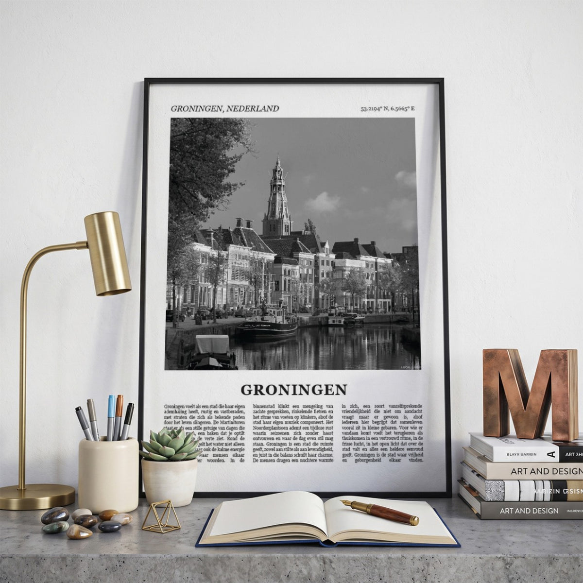 Ingelijste Groningen Fotoposter – Zwart-Wit op een bureau in zwarte fotolijst