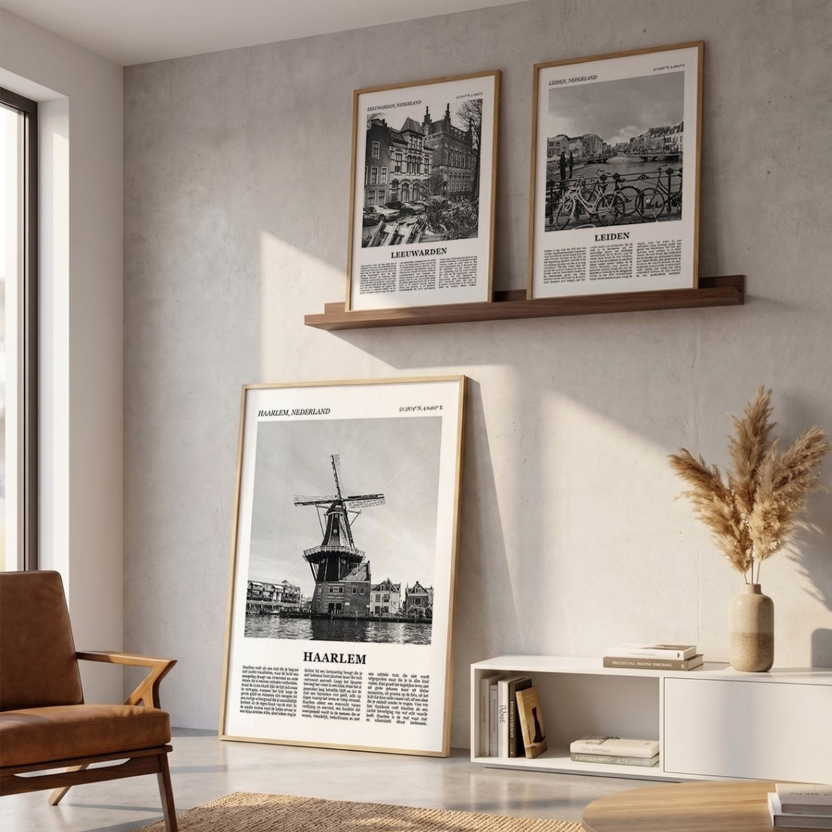Drie ingelijste posters boven de bank in de woonkamer met Haarlem Fotoposter – Zwart-Wit in het groot