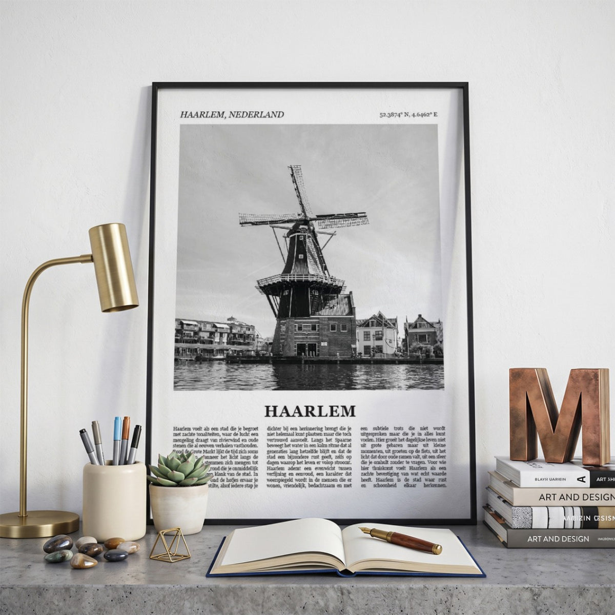 Ingelijste Haarlem Fotoposter – Zwart-Wit op een bureau in zwarte fotolijst