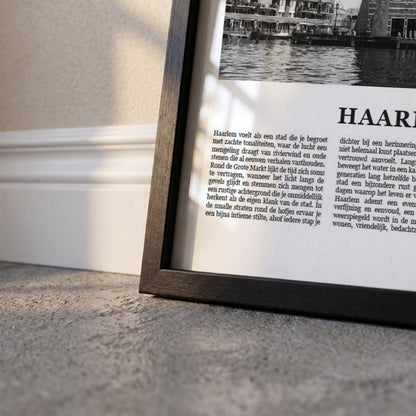 Detailopname van Haarlem Fotoposter – Zwart-Wit ingelijst in zwarte fotolijst