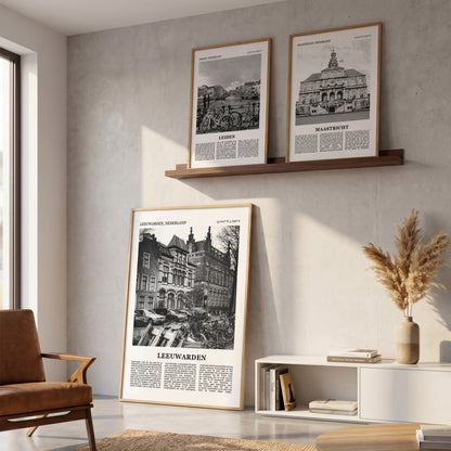 Drie ingelijste posters boven de bank in de woonkamer met Leeuwarden Fotoposter – Zwart-Wit in het groot