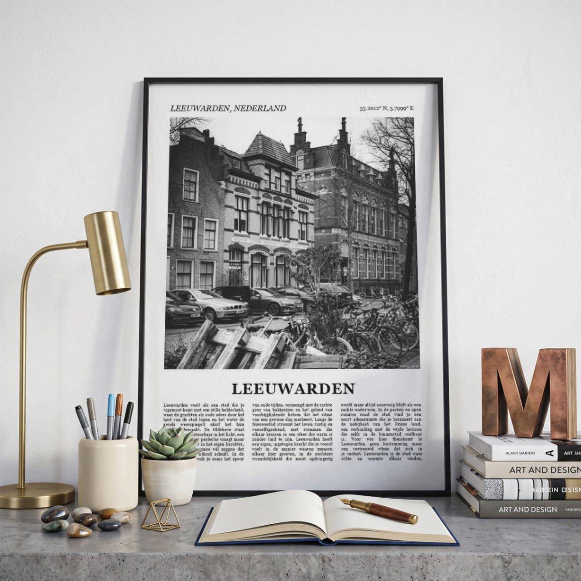 Ingelijste Leeuwarden Fotoposter – Zwart-Wit op een bureau in zwarte fotolijst