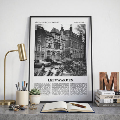 Ingelijste Leeuwarden Fotoposter – Zwart-Wit op een bureau in zwarte fotolijst